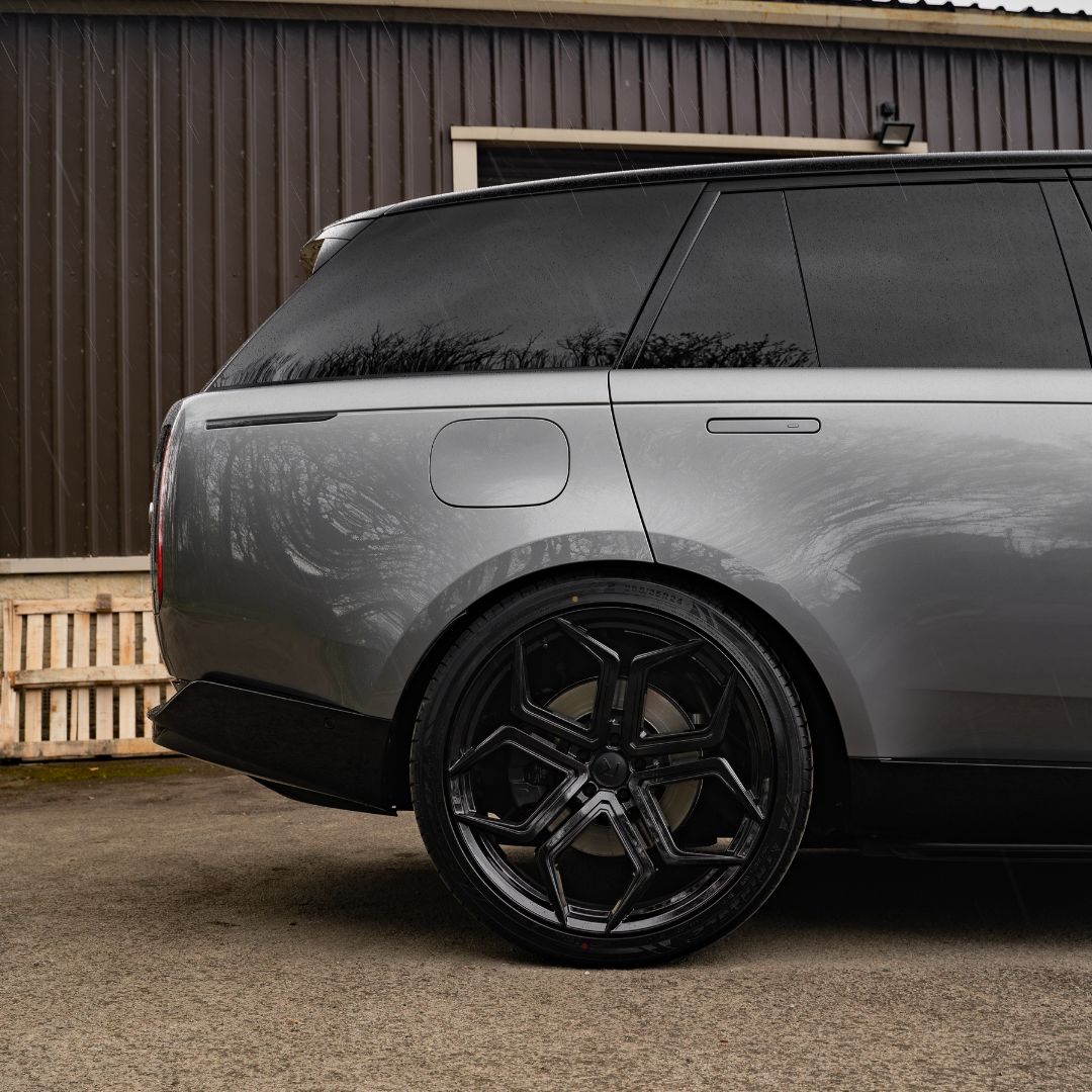 23 Inch Riviera RF7 Gloss Black Range Rover L460